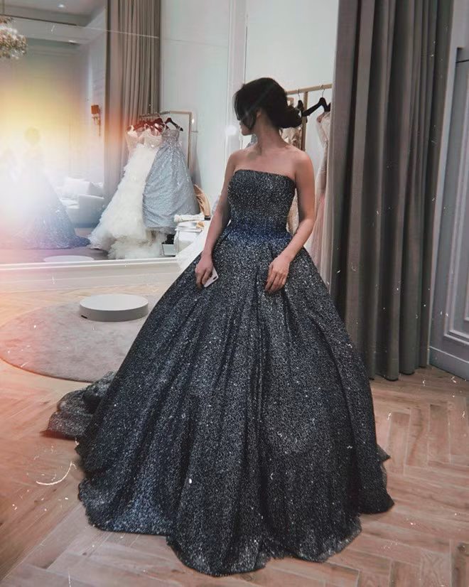 Ngày 17/5, hot mom Đài Loan khoe bức ảnh đi thử váy cưới khiến những người theo dõi cô cho rằng một lễ cưới lãng mạn sắp diễn ra.