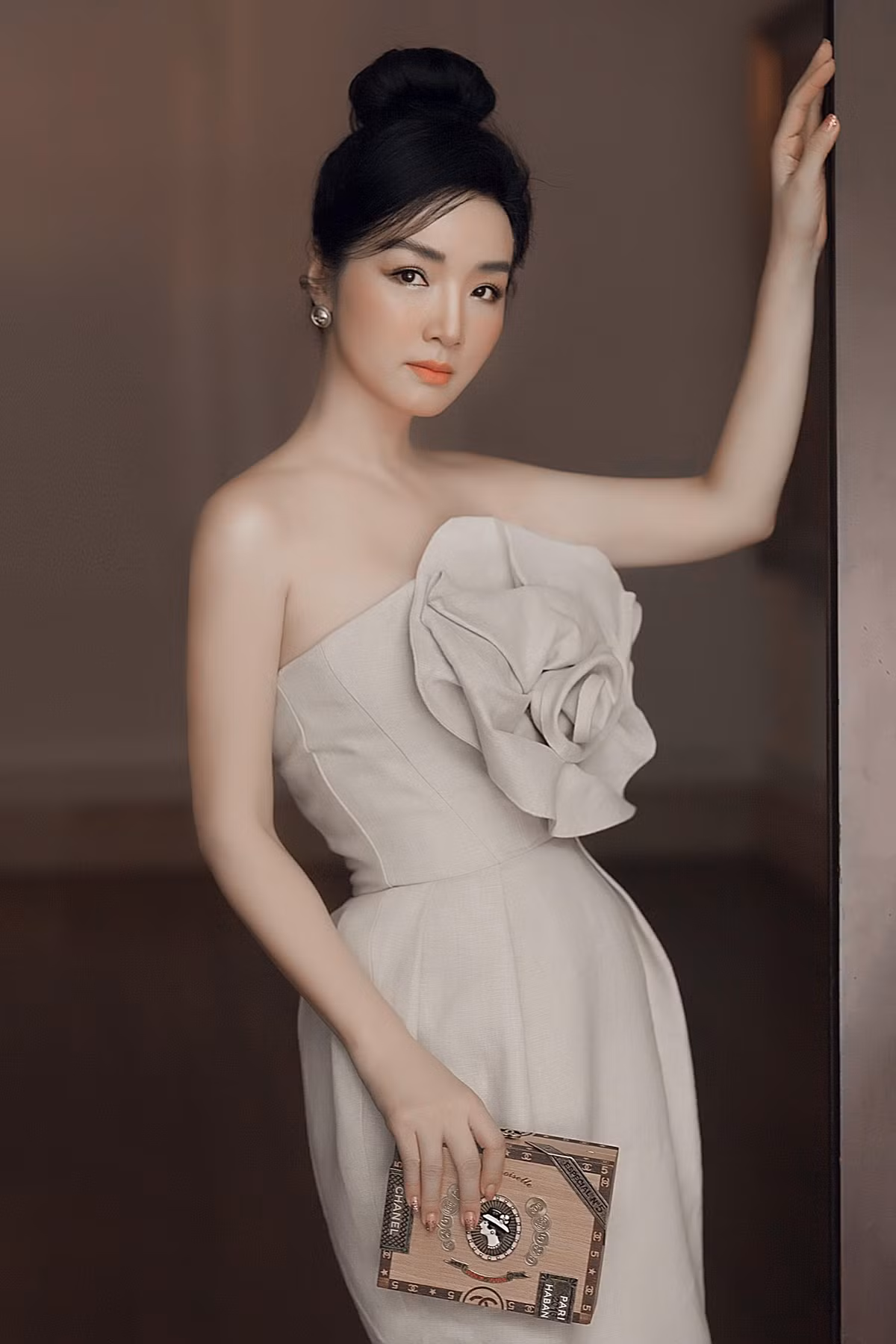 Bức hình Giáng My chia sẻ trên trang cá nhân hôm 3/6 được cho là đã chỉnh sửa quá đà, khiến gương mặt cô mịn màng không tì vết và nhìn giống "búp bê sống". Ở khoảnh khắc này, Giáng My nhìn trẻ hơn đến 20 tuổi. Ảnh: FBNV.