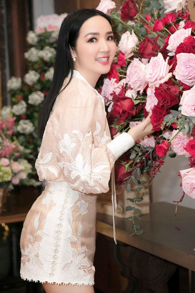 Cách đây ba năm, Giáng My từng vướng sự cố chỉnh sửa ảnh đến mức méo mó, khiến cư dân mạng xôn xao. Khi đó, người đẹp giãi bày: "Khi gửi từ Pháp về Việt Nam, ảnh bị chỉnh sửa, méo mó, tôi hoàn toàn không biết chuyện này. Không hiểu tai nạn do đâu, cổ mình đang bình thường, tự nhiên thành vẹo vọ. Tôi đã gọi cho ê-kíp của mình nói rằng chỉ muốn vẻ đẹp tự nhiên, chứ không muốn cái gì bị bóp méo quá". Ảnh: FBNV.