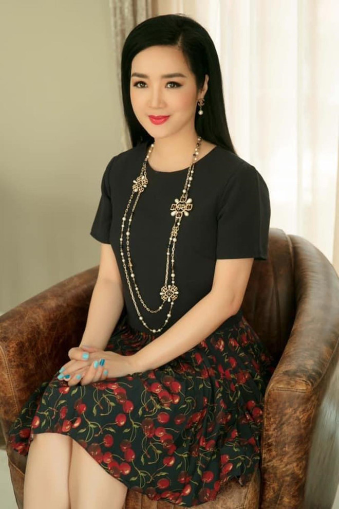 Mặt thon, cằm nhọn, công nghệ chỉnh sửa khiến Giáng My "lột xác" thành cô gái tuổi đôi mươi. Hầu hết bức hình của hoa hậu U50 có đặc điểm chung là gương mặt biểu cảm đơ cứng. Ảnh: FBNV.