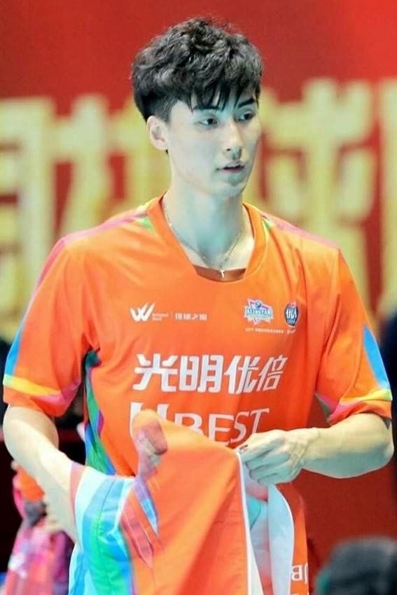 Năm 2010, Yu Yao Chen gia nhập đội bóng chuyền nam Giang Tô 2 khi mới 15 tuổi. Một năm sau, anh được tham gia thi đấu tại Đại hội Thể thao trẻ Trung Quốc - Nhật Bản - Hàn Quốc lần thứ 19. Yu được gọi lên đội tuyển bóng chuyền trẻ Trung Quốc vào năm 2012. Chàng trai sinh năm 1995 ghi dấu ấn tại Giải Vô địch bóng chuyền nam châu Á 2012 với danh hiệu "Chuyền 2 xuất sắc nhất".