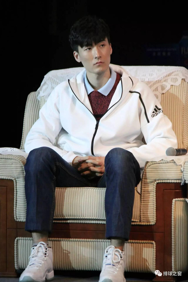 Yu Yao Chen có nickname Cá nhỏ, Chenchen. Chàng tuyển thủ cao 1,95 m được fan nữ gọi là “nam thần” nhờ gương mặt đẹp trai cùng thân hình 6 múi.