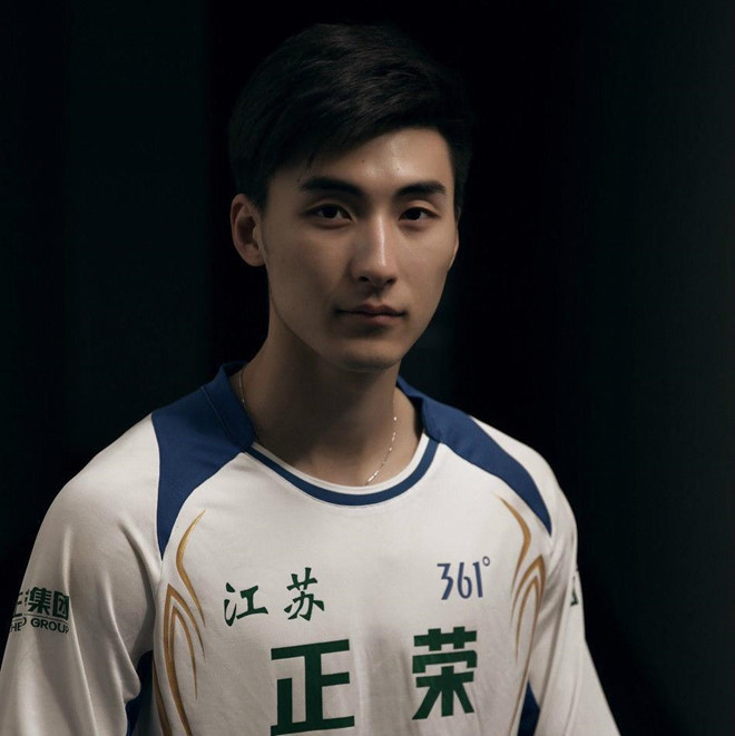 Năm 2013, Yu cùng đồng đội giành á quân Giải Vô địch bóng chuyền nam U19 thế giới lần thứ 13. Anh giành danh hiệu “Chuyền 2 xuất sắc nhất” tại Giải Vô địch bóng chuyền nam U20 châu Á 2014, trong khi đội tuyển trẻ Trung Quốc trở thành á quân. Cùng năm đó, anh được điền tên vào đội bóng chuyền nam Giang Tô.