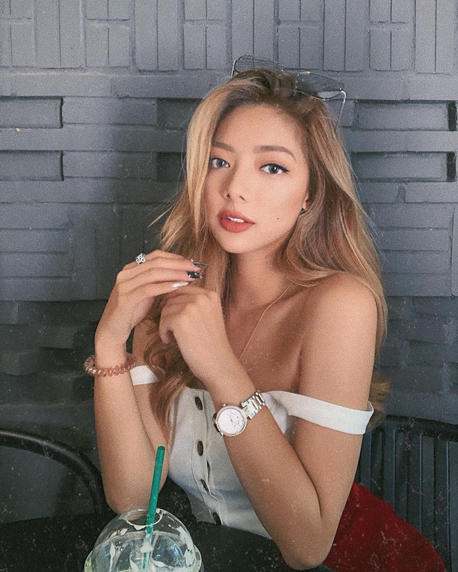 Làn da nâu và mái tóc uốn, nhuộm sáng màu từ lâu đã trở thành "thương hiệu" của Katleen Võ. Con gái của chưởng môn Vịnh Xuân sở hữu vóc dáng gợi cảm với số đo ba vòng chuẩn. Nước da tối màu giúp cô nàng tôn lên vẻ đẹp nóng bỏng, tràn đầy sức sống của mình.