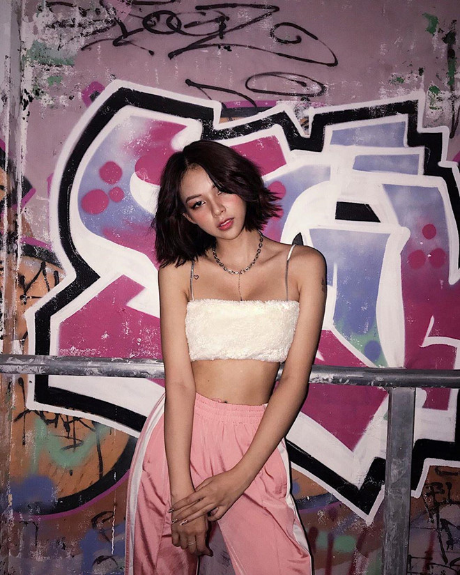 Vốn sở hữu vóc dáng mảnh khảnh, không quá bốc lửa nhưng nhờ làn da bánh mật, gout thời trang cá tính cùng hình thể cân đối, nuột nà, Phương Anh ngày càng quyến rũ hơn và trở thành một fashion icon được chú ý trong giới trẻ.