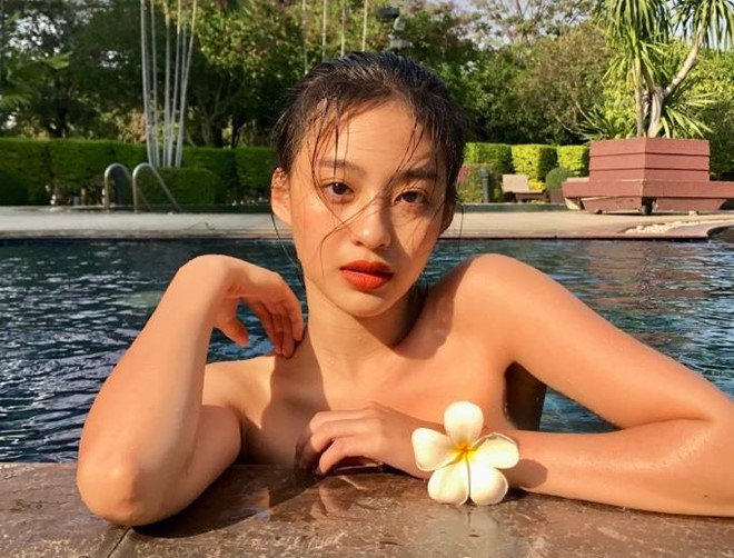 Dương Minh Ngọc là mẫu lookbook nổi tiếng tại Sài Gòn, có gần 200.000 người theo dõi trên mạng xã hội. Sở hữu gout ăn mặc cá tính, hot girl 23 tuổi gần đây gây ấn tượng khi "lột xác" với hình ảnh gợi cảm và nổi loạn.