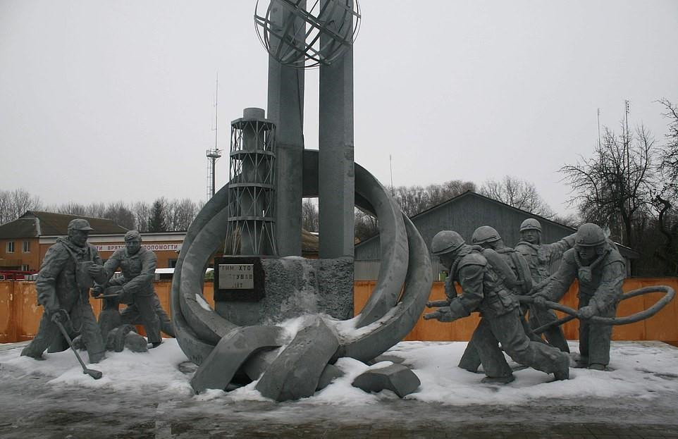 Pripyat cách thủ đô Kiev (Ukraine) hơn 170 km, mất khoảng 2 giờ di chuyển bằng ôtô. Du khách tới đây sẽ được tận mắt chứng kiến hậu quả đau thương vụ nổ lò phản ứng để lại cho thành phố nhỏ xinh đẹp. Địa điểm bị giới hạn tham quan và được kiểm soát chặt chẽ là khu vực xung quanh nhà máy điện vì có mức độ phóng xạ cao. Ảnh: Daily Mail.