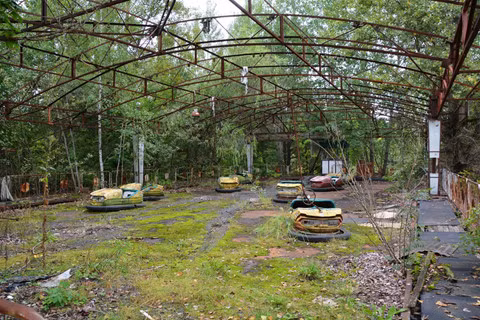 Các trang tư vấn du lịch đều khuyến cáo khách di tour Chernobyl nên đem theo máy đo mức độ phóng xạ kiểm soát tình hình an toàn khi đi vào những vùng cách ly. Những tour du lịch trọn gói thường bán máy đo phóng xạ với giá khoảng 10 USD cho du khách ghé Pripyat. Ảnh: Shutterstock.