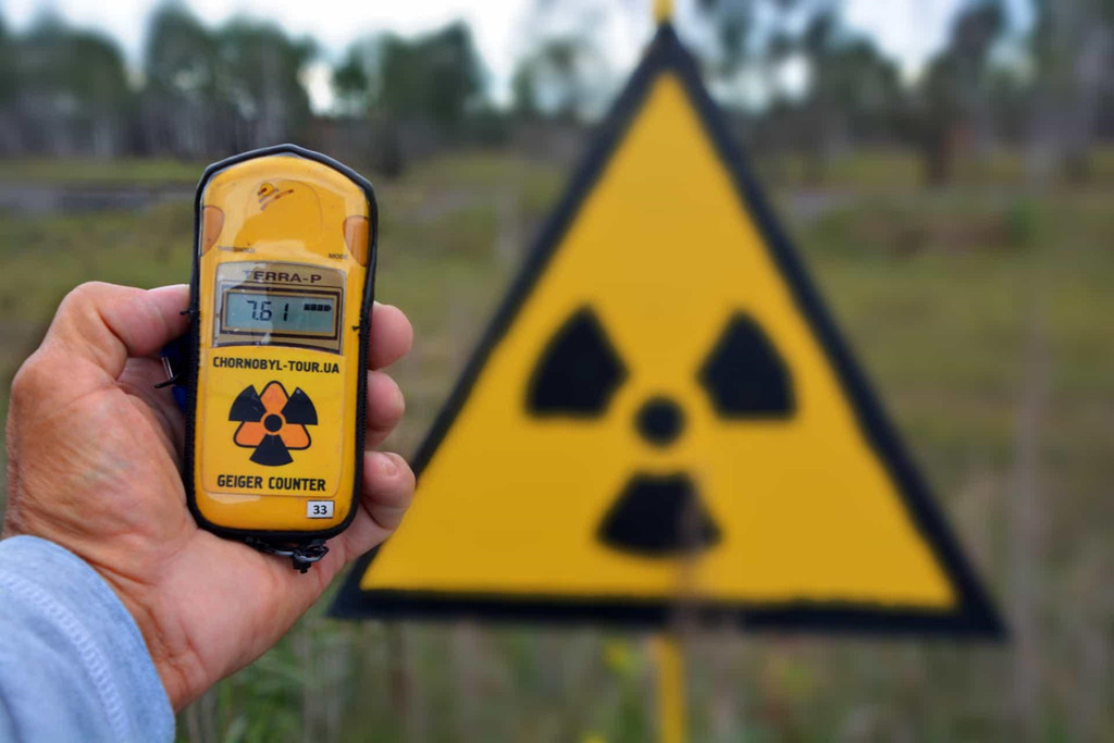 Du khách muốn đến các điểm bị cách ly tại Pripyat phải đi theo tour được cấp giấy phép tham quan. Bạn nên đi cùng hướng dẫn viên có kinh nghiệm để đảm bảo an toàn. Mỗi tour du lịch Chernobyl xuất phát từ Kiev có giá khoảng 100-500 USD/ngày. Nhiều công ty du lịch nước ngoài có sẵn các tour trọn gói bạn có thể đặt trực tuyến. Ảnh: Shutterstock.