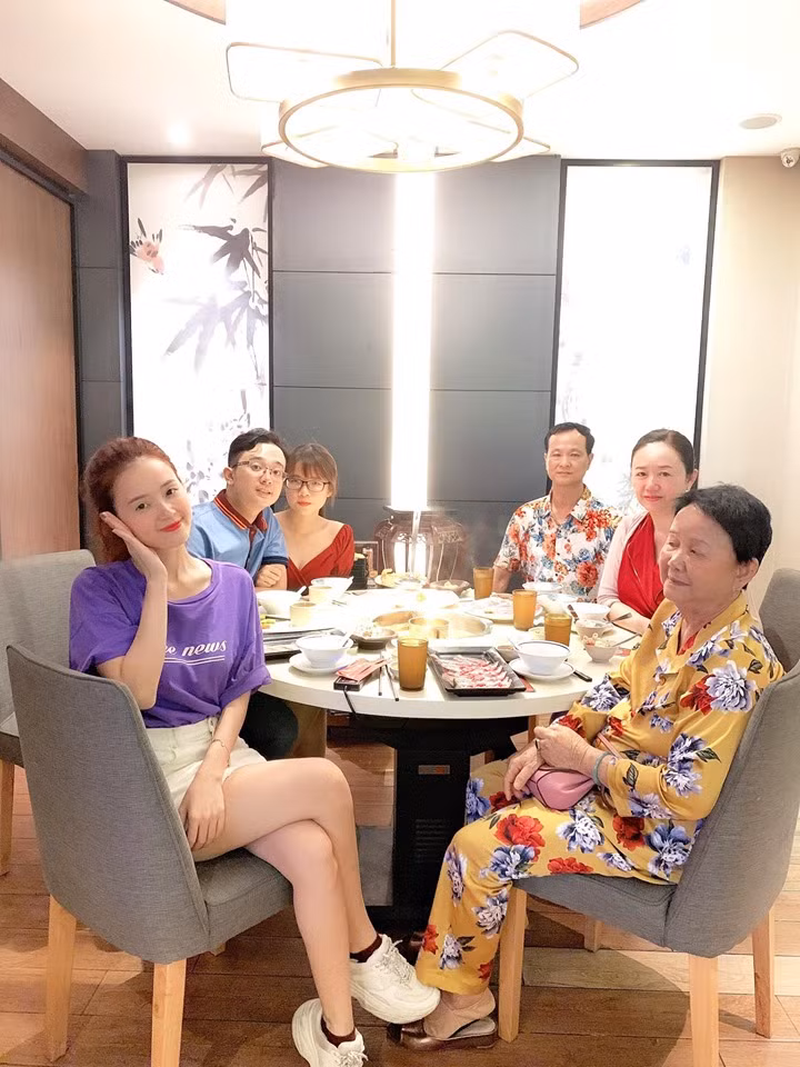 Hôm qua (4/6), Midu gây chú ý khi chia hình ảnh mới nhất về em trai tên Đặng Trung Hiếu lên trang cá nhân. Đây cũng là lần hiếm hoi hot girl xuất hiện cùng người em máu mủ nhân dịp sinh nhật anh chàng. Kèm theo ảnh, nữ diễn viên Những thiên thần áo trắng hài hước: "Happy birthday em trai cưng. Nhà không có gì ngoài hai chị em hiền như nhau".