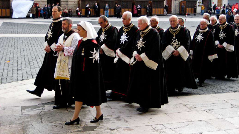 Hiệp sĩ Malta: Ra đời từ năm 1048, Dòng Hiệp sĩ Malta là một trong những hội kín bí ẩn nhất và tốn nhiều giấy mực nhất. Tổ chức này được thành lập để chăm sóc những người hành hương tới Jerusalem và bảo vệ vùng Đất Thánh. Hiện Hiệp sĩ Malta có hơn 13.000 thành viên và nhận được tài trợ từ 120 quốc gia trên thế giới. Hội kín này cũng có một số thành viên nổi tiếng tham gia như Nelson Mandela, Frank Sinatra, Henry A. Kissinger và Frank Capra.