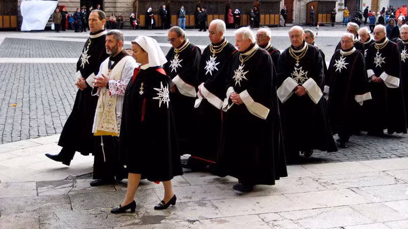 Hiệp sĩ Malta: Ra đời từ năm 1048, Dòng Hiệp sĩ Malta là một trong những hội kín bí ẩn nhất và tốn nhiều giấy mực nhất. Tổ chức này được thành lập để chăm sóc những người hành hương tới Jerusalem và bảo vệ vùng Đất Thánh. Hiện Hiệp sĩ Malta có hơn 13.000 thành viên và nhận được tài trợ từ 120 quốc gia trên thế giới. Hội kín này cũng có một số thành viên nổi tiếng tham gia như Nelson Mandela, Frank Sinatra, Henry A. Kissinger và Frank Capra.