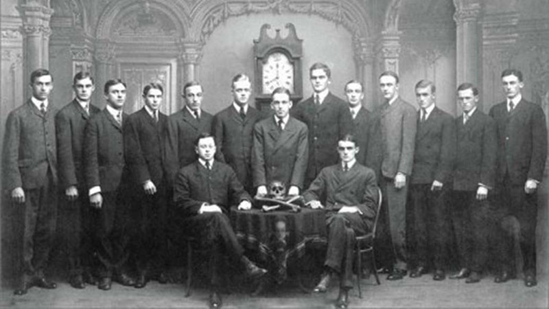Skull and Bones (Hội Đầu lâu Xương chéo): Là một câu lạc bộ lâu đời và có uy tín nhất trường Đại học Yale, các thành viên của Skull and Bones gồm các Tổng thống, các chủ ngân hàng ở phố Wall, người đứng đầu các cơ quan tư pháp và cả nhà sáng lập CIA. Một số thuyết âm mưu cho rằng hội kín này là một nhánh của Illuminati và có tham vọng thống trị thế giới. Hội kín ra đời năm 1832 này tập trung một số nhân vật như George H.W. Bush, John Kerry, William F. Buckley và Paul Giamatti.