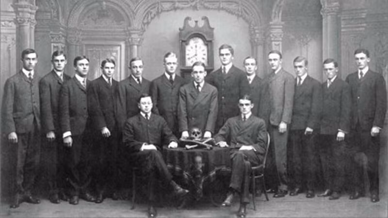 Skull and Bones (Hội Đầu lâu Xương chéo): Là một câu lạc bộ lâu đời và có uy tín nhất trường Đại học Yale, các thành viên của Skull and Bones gồm các Tổng thống, các chủ ngân hàng ở phố Wall, người đứng đầu các cơ quan tư pháp và cả nhà sáng lập CIA. Một số thuyết âm mưu cho rằng hội kín này là một nhánh của Illuminati và có tham vọng thống trị thế giới. Hội kín ra đời năm 1832 này tập trung một số nhân vật như George H.W. Bush, John Kerry, William F. Buckley và Paul Giamatti.