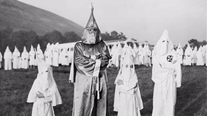 Ku Klux Klan: Đây là hội kín do sĩ quan thuộc Quân đội Liên minh miền Nam trong Nội chiến Mỹ Nathan Bedford Forrest thành lập năm 1866 với chủ trương đề cao thuyết da trắng thượng đẳng, đồng thời chống người Mỹ gốc Phi, chống nhập cư và bài Công giáo. Mặc dù ngày nay, hội kín này đã tan rã nhưng vẫn có một số nhóm hoạt động lẻ tẻ.