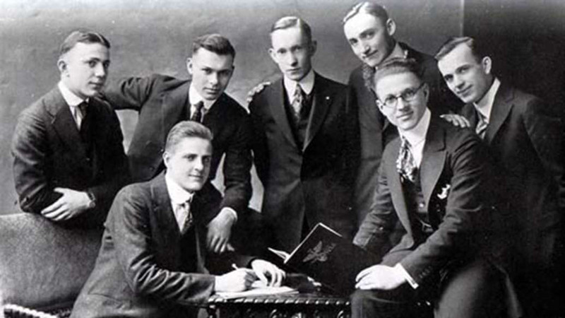 Seven Society: Hội kín này được thành lập vào đầu thế kỷ 20 với các nhân vật được biết tới như Đô đốc Bull Halsey, sĩ quan CIA Frank Wisner. Danh tính của các thành viên trong hội sẽ không được tiết lộ tới lúc sau khi chết, một vòng hoa mộc lan đen có hình giống như số 7 được đặt lên mộ người đã khuất. Mục đích của Seven Society là nhằm các mục đích nhân đạo cũng như gây quỹ để cải thiện môi trường học tập ở Đại học Virginia.