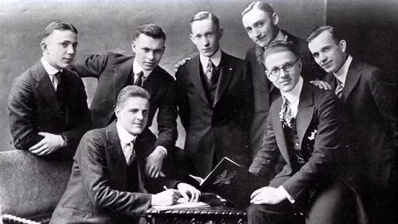 Seven Society: Hội kín này được thành lập vào đầu thế kỷ 20 với các nhân vật được biết tới như Đô đốc Bull Halsey, sĩ quan CIA Frank Wisner. Danh tính của các thành viên trong hội sẽ không được tiết lộ tới lúc sau khi chết, một vòng hoa mộc lan đen có hình giống như số 7 được đặt lên mộ người đã khuất. Mục đích của Seven Society là nhằm các mục đích nhân đạo cũng như gây quỹ để cải thiện môi trường học tập ở Đại học Virginia.