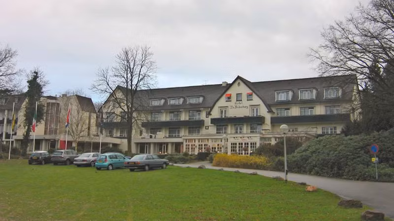 Câu lạc bộ Bilderberg: Được thành lập năm 1954, hội kín này gồm những nhân vật nổi tiếng như cựu Tổng thống Mỹ Bill Clinton, tỷ phú Bill Gates hay Hoàng tử Anh Charles. Mục đích của câu lạc bộ bí ẩn này là tạo nên một diễn đàn đối thoại giữa các nhà lãnh đạo chính trị, học giả và các nhà điều hành doanh nghiệp để đảm bảo mối quan hệ hữu hảo và hợp tác giữa Bắc Mỹ và EU. Những người tham gia các hội nghị của Bilderberg có thể tự do sử dụng thông tin nhưng danh tính của những người phát ngôn phải giữ bí mật.