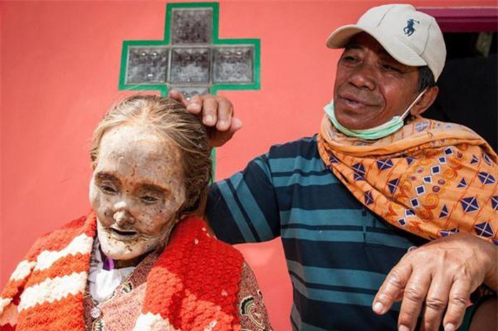 Bo toc loi het xac chet ra khoi mo, cho an mac dep roi dieu hanh khap lang-Hinh-2