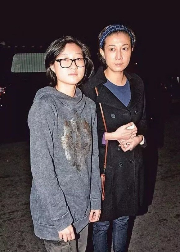 Ngô Trác Lâm và mẹ ruột Ngô Ỷ Lợi.