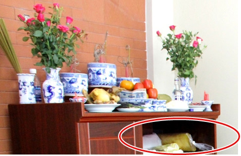 - Phía dưới bàn thờ không được để đồ. Phía dưới bàn thờ cần được giữ sạch sẽ, không được chất đống đồ đạc ở dưới, nếu có thì chỉ nên để một chiếc la bàn. Đặc biệt chú ý không được để đồ điện và bể các vì sẽ làm tinh thần gia chủ bị sa sút, tài sản hao hụt. (Thông tin chỉ mang tính tham khảo!)