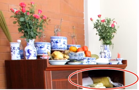 - Phía dưới bàn thờ không được để đồ. Phía dưới bàn thờ cần được giữ sạch sẽ, không được chất đống đồ đạc ở dưới, nếu có thì chỉ nên để một chiếc la bàn. Đặc biệt chú ý không được để đồ điện và bể các vì sẽ làm tinh thần gia chủ bị sa sút, tài sản hao hụt. (Thông tin chỉ mang tính tham khảo!)