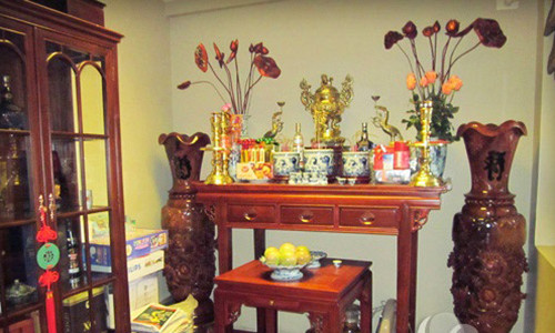 Theo quan niệm của người Phương Đông nói chung, người Việt nói riêng, phòng thờ được coi là thế giới tâm linh thu nhỏ, là nơi trang trọng và thiêng liêng nhất trong căn nhà để thờ cúng, thể hiện sự biết ơn và tưởng nhớ gia tiên, những người thân đã khuất. 