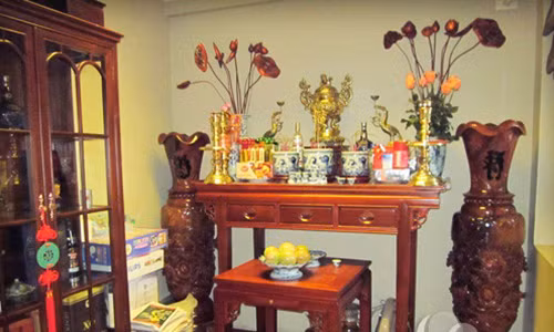 Theo quan niệm của người Phương Đông nói chung, người Việt nói riêng, phòng thờ được coi là thế giới tâm linh thu nhỏ, là nơi trang trọng và thiêng liêng nhất trong căn nhà để thờ cúng, thể hiện sự biết ơn và tưởng nhớ gia tiên, những người thân đã khuất. 