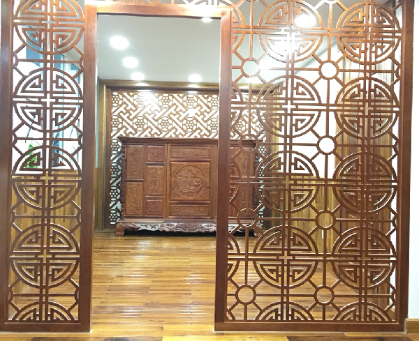 Trong trường hợp diện tích nhà quá nhỏ, buộc phải đặt bàn thờ theo hướng này thì mọi người nên sử dụng rèm để che phía trước và hai bên bàn thờ, để tránh việc nhiều người dòm ngó. 