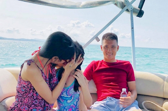 Thuy Tien 'dau long' vi con gai voi vinh tien cua me dua ba xai