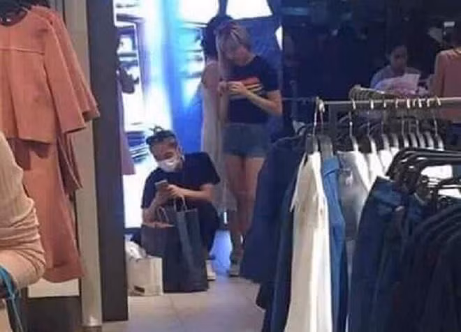 Dù chưa từng lên tiếng thừa nhận, Sơn Tùng và Thiều Bảo Trâm nhiều lần được bắt gặp hẹn hò, dạo phố và mua sắm cùng nhau. Thậm chí, hồi tháng 4/2017, Thiều Bảo Trâm được trông thấy đi cạnh Sơn Tùng tại sân bay Hàn Quốc. Dân mạng cho rằng nữ ca sĩ tới Hàn để tham dự Seoul Fashion Week cùng bạn trai.