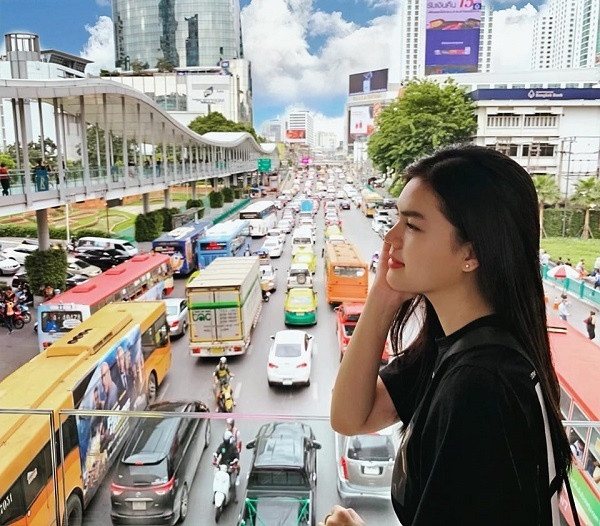 Nhờ sự nỗ lực, Lê Ngọc Trinh dần khẳng định tên tuổi của mình với vai trò là diễn viên. Bên cạnh việc xây dựng sự nghiệp, nữ diễn viên còn được biết đến nhờ thường xuyên tham gia và tổ chức các hoạt động thiện nguyện. Cuộc sống hiện tại của Ngọc Trinh khá êm đềm với những vai diễn và giao lưu với người hâm mộ qua trang facebook cá nhân. Cô thường xuyên đăng tải những hình ảnh khá đời thường, thể hiện sự giản dị trong con người nữ diễn viên.