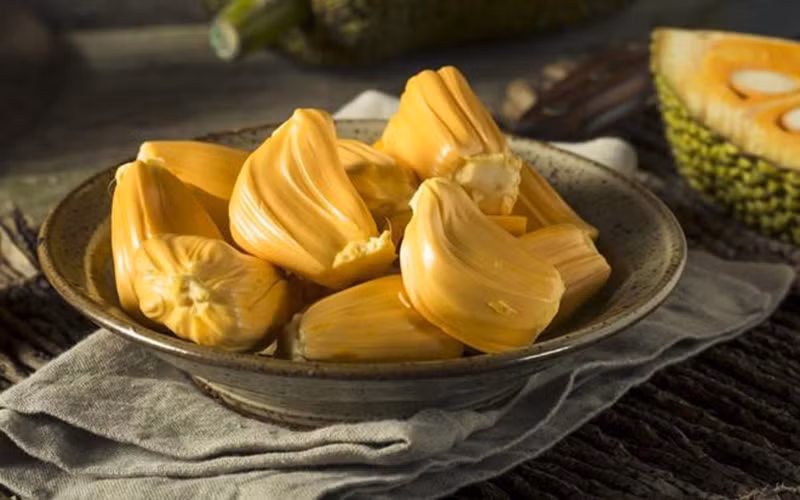 Cung cấp dồi dào các khoáng chất cần thiết: Mít tươi là một nguồn cung cấp dồi dào kali, magiê, mangan và sắt. Kali là một thành phần quan trọng của tế bào và chất dịch cơ thể, giúp kiểm soát nhịp tim và huyết áp.