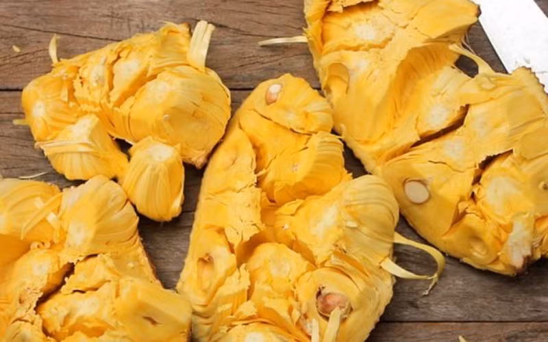 Bổ sung chất xơ: Mít rất giàu chất xơ, vì vậy nó giống như là một liều thuốc nhuận tràng tốt cho tiêu hóa. Các chất xơ sẽ giúp bảo vệ màng nhầy của ruột bằng cách giảm thời gian tiếp xúc cũng như sự gắn kết của các hóa chất gây ung thư trong ruột kết.