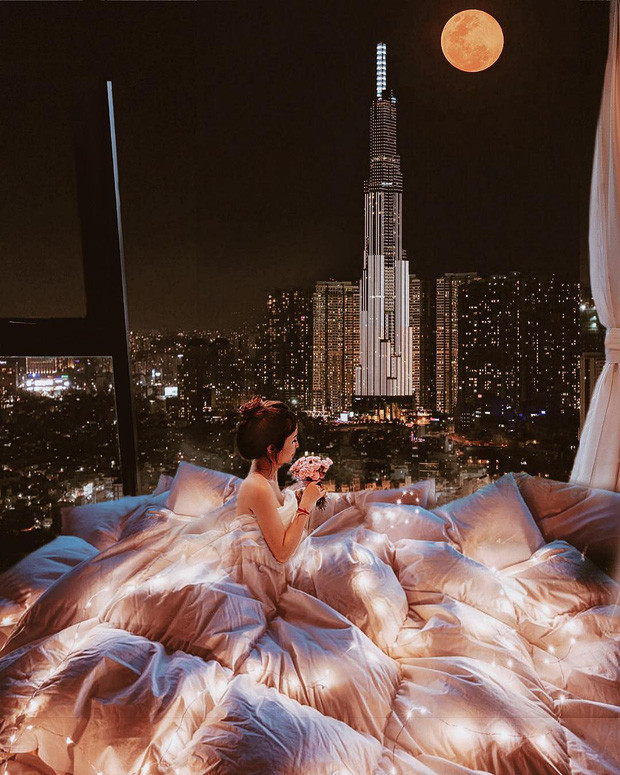 Mặt trăng vừa to vừa đẹp khi được nhìn từ Landmark 81.