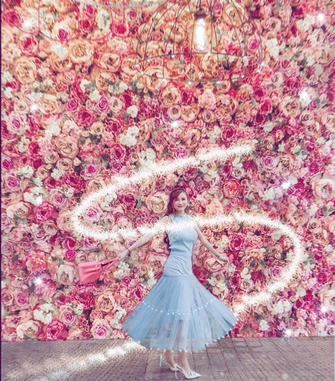 Trong chuyến du lịch đến Singapore mới đây, Mina Phạm đã mang cả tủ đồ hiệu đi để sống ảo. Hậu cảnh đã đẹp quá rồi nhưng bị chèn thêm khá nhiều hiệu ứng khiến người nhìn hơi hoa mắt.