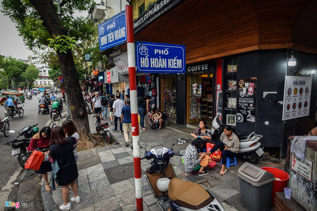 Khảo sát một website chuyên về BĐS trực tuyến, kết quả cho thấy trong top 5 tuyến phố có giá đất dẫn đầu thủ đô thì cả 5 tuyến phố này đều thuộc quận Hoàn Kiếm, đặc biệt các tuyến phố quanh hồ Gươm như Đinh Tiên Hoàng, Lê Thái Tổ, Bảo Khánh, Hàng Hành.... đều có mức giá trung bình trên 1 tỷ đồng/m2. Đặc biệt có một ngôi nhà mặt phố Đinh Tiên Hoàng đang được rao bán với giá 593 tỷ đồng cho diện tích 415 m2.