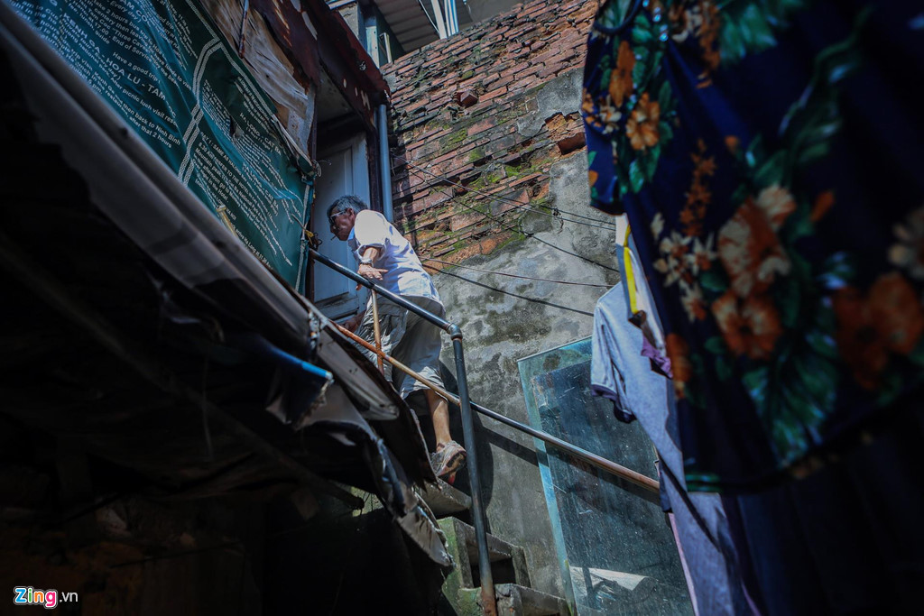 Mật độ dân cư rất cao dẫn đến cảnh tượng sinh sống chật chội, khổ sở đến mức khó tin, có thể kể đến như gia đình ông Nguyễn Phùng Hải (82 tuổi) và bà Nguyễn Thị Xâm cùng hai người con sinh sống trong căn gác xép nhỏ có diện tích chỉ vỏn vẹn 10 m2 trên nóc nhà vệ sinh tại ngõ 107 phố hàng Bạc (Hoàn Kiếm, Hà Nội). Dù giá đất tại phố Hàng Bạc được định giá khoảng 750 triệu đồng/m2, căn gác xép của ông Hải có bán giá rẻ cũng không ai mua. Gia đình ông Hải chỉ là số ít trong hàng chục ngàn hộ dân đang bị mắc kẹt trong điều kiện sống khổ sở giữa thủ đô và chỉ biết trông chờ vào kế hoạch giãn dân khu phố cổ của UBND thành phố Hà Nội đã được xây dựng từ lâu nhưng đến nay vẫn chưa thể triển khai.