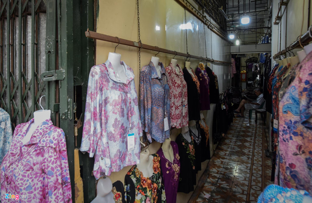 Dù được định giá ở mức rất cao, trên thực tế, điều kiện sống và sinh hoạt của không ít hộ dân tại khu vực phố cổ Hà Nội lại khá khó khăn. Những lối đi chung đều được các hộ dân tận dụng làm nơi buôn bán đủ các mặt hàng từ quần áo cho đến đồ ăn, tạp hoá....