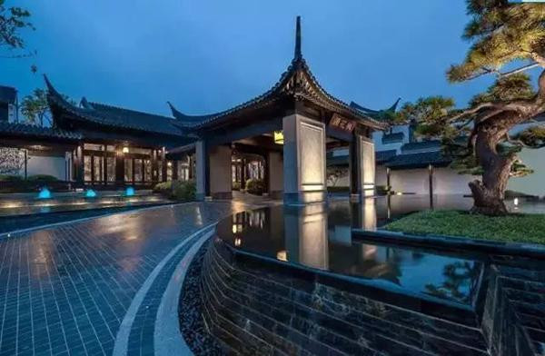 Nội thất mang đậm giá trị văn hóa lịch sử, kết hợp với nghệ thuật tạo cảnh hiện đại giúp nâng tầm khí chất cho khu biệt thự.