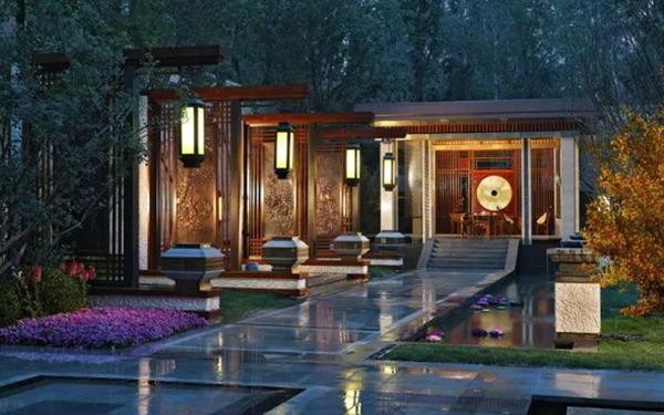 Diện tích của khu biệt phủ này lên đến 81.000 m², bao gồm khu sinh thái xanh bạt ngàn nằm trên kênh đào và không gian thiên nhiên rộng mở.