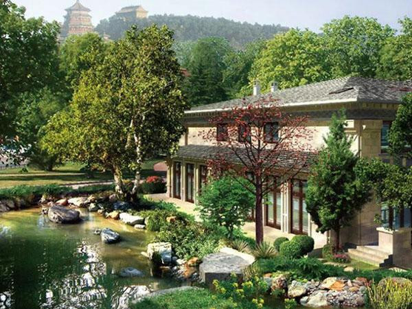 Nằm ở vị trí trung tâm giữa ba khu vườn hoàng gia (Thường Xuân viên, Viên Minh viên, Di Hòa viên), chỉ cách Di Hòa viên một bức tường, căn biệt thự này hiện đang có giá đắt nhất Bắc Kinh.