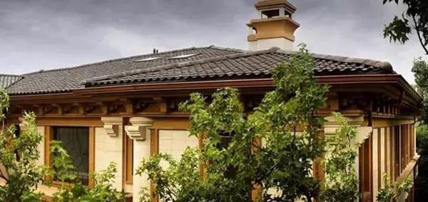 Diện tích khu nhà ở rộng hơn 1.000 m², bao quanh là khu vườn “sơn thủy hữu tình” đẹp tựa tranh vẽ.