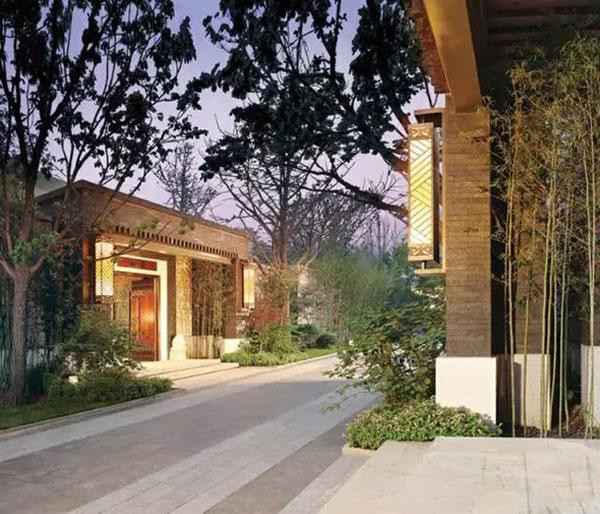 Nghệ thuật thiết kế, sắp đặt tinh tế là điểm nhấn ấn tượng nhất ở đây. Trên khu đất rộng 81.000 m², kiến trúc sư Trương Vĩnh Hòa và các đồng nghiệp nước ngoài đã thổi hồn Trung Hoa vào những chi tiết dù là nhỏ nhất. Nguyên lý kết hợp không gian thông qua “cửa, đình, ngõ, viện” trong lối kiến trúc Trung Hoa xưa được giữ nguyên.