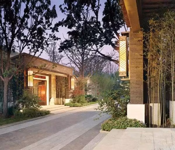 Nghệ thuật thiết kế, sắp đặt tinh tế là điểm nhấn ấn tượng nhất ở đây. Trên khu đất rộng 81.000 m², kiến trúc sư Trương Vĩnh Hòa và các đồng nghiệp nước ngoài đã thổi hồn Trung Hoa vào những chi tiết dù là nhỏ nhất. Nguyên lý kết hợp không gian thông qua “cửa, đình, ngõ, viện” trong lối kiến trúc Trung Hoa xưa được giữ nguyên.