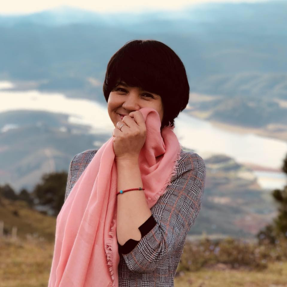 Dù đang giữ chức vụ Trưởng ban VTV6 nhưng thỉnh thoảng Diễm Quỳnh vẫn tái ngộ khán giả truyền hình với vai trò MC. Cách dẫn dắt, trò chuyện của chị luôn tạo sự gần gũi với khán giả.