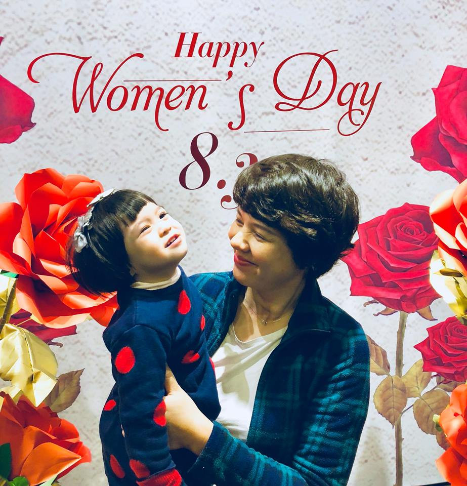 MC Diễm Quỳnh sinh con gái thứ 2 khi bước sang tuổi 45. Chị coi đó là món quà tuyệt vời mà ông trời ban tặng cho gia đình mình.