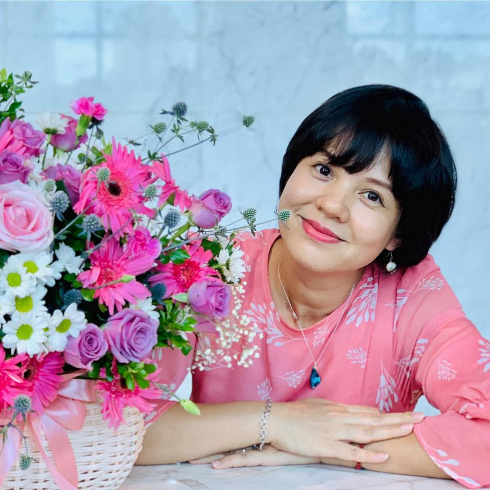 Không chỉ thành công trong sự nghiệp. BTV Diễm Quỳnh còn khiến nhiều người ghen tỵ với gia đình hạnh phúc. Chồng chị là kiến trúc sư. Vợ chồng chị có hai cô công chúa rất xinh đẹp.