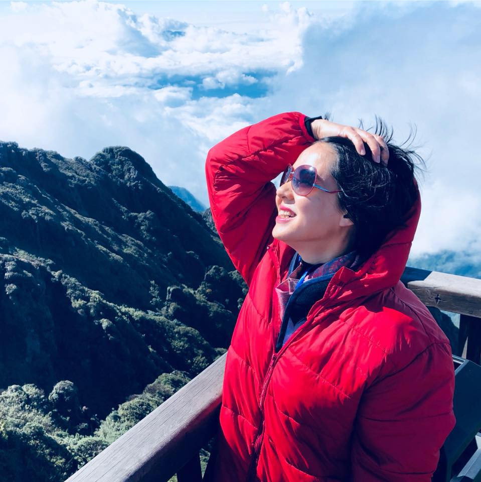 Dù bước sang tuổi U50 nhưng BTV Diễm Quỳnh thường chọn những bộ trang phục đơn giản, trẻ trung và năng động.