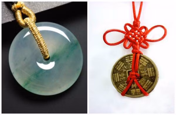  Sử dụng tiền xu: Trong phong thủy khi bạn sử dụng những đồng tiền xu được sử dụng trong phong thủy sẽ hút tài lộc vào nhà, bởi xâu tiền biểu tượng của âm dương. Đặc biệt nếu trên mặt đồng tiền mặt được chạm khắc rồng thì đồng tiền càng hút lộc.